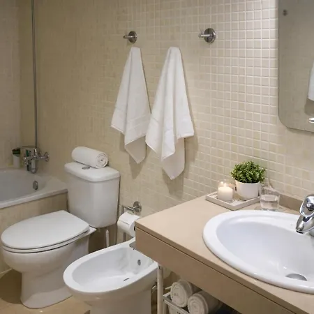 Apartman Cozy & Bright 2Br With Balcony, Pool & Garden View- Fenals Lloret de Mar